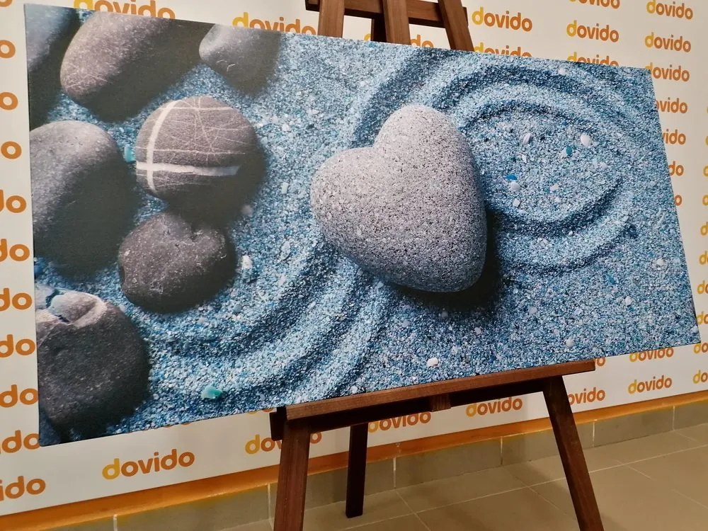 Tablou inima din piatră pe fundalul nisipos