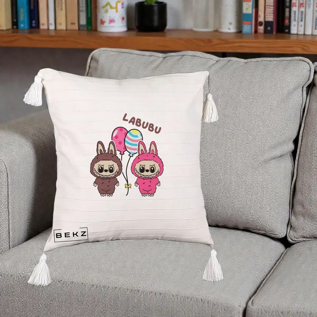 Perna Personalizata Labubu Cuplu cu Baloane, 40x40 cm, Bej cu Franjuri, Husa Detasabila, Perna Inclusa, BEKZ®