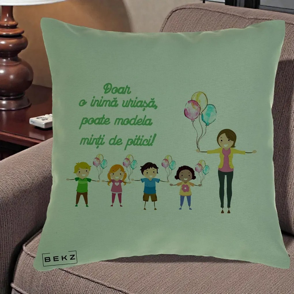 Cadou pentru Educatoare - Perna Personalizata Doar o Inima Uriasa poate Modela Minti de Pitici cu Educatoare si Baloane, 40x40 cm, Verde, Husa Detasabila, Perna Inclusa, BEKZ®