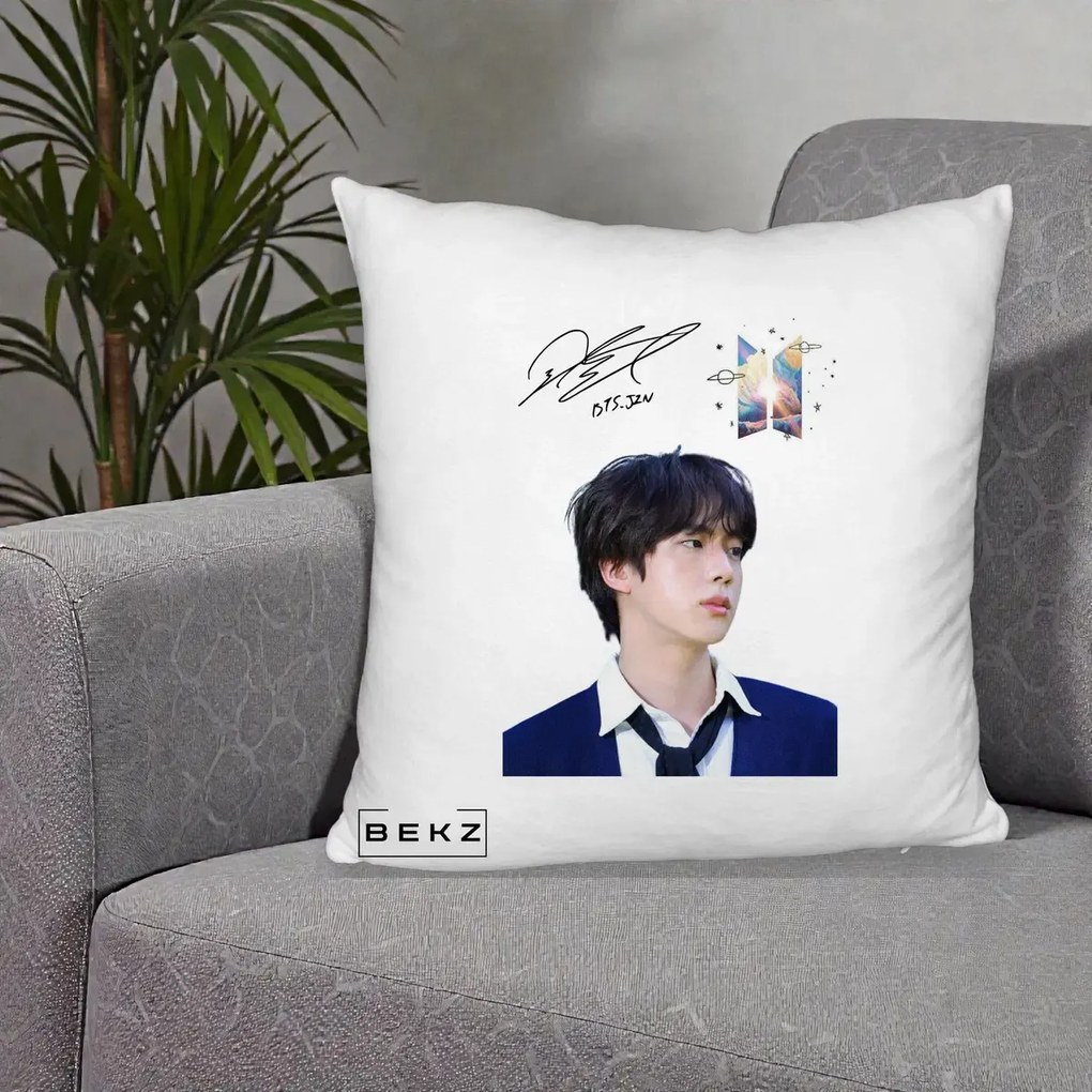 Perna Personalizata K-pop BTS Jin Portret Tinuta Albastra Autograf, 40x40 cm, Alb Pufos, Husa Detasabila, Perna Inclusa, BEKZ®