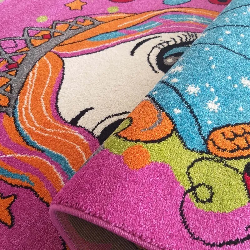 Covor roz modern pentru camera de copii papușă și unicorn Lățime: 160 cm | Lungime: 220 cm