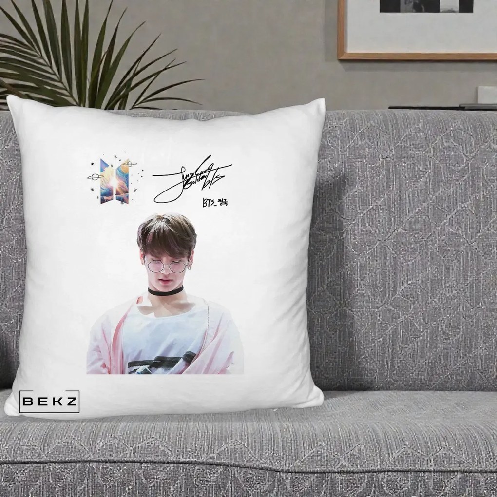 Perna Personalizata K-pop BTS Jungkook Portret cu Ochelari Autograf, 40x40 cm, Alb Pufos, Husa Detasabila, Perna Inclusa, BEKZ®