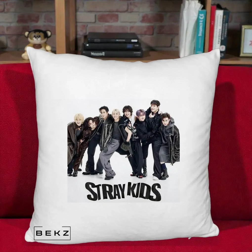 Perna Personalizata K-pop Stray Kids Outfit Negru, 40x40 cm, Alb Pufos, Husa Detasabila, Perna Inclusa, BEKZ®