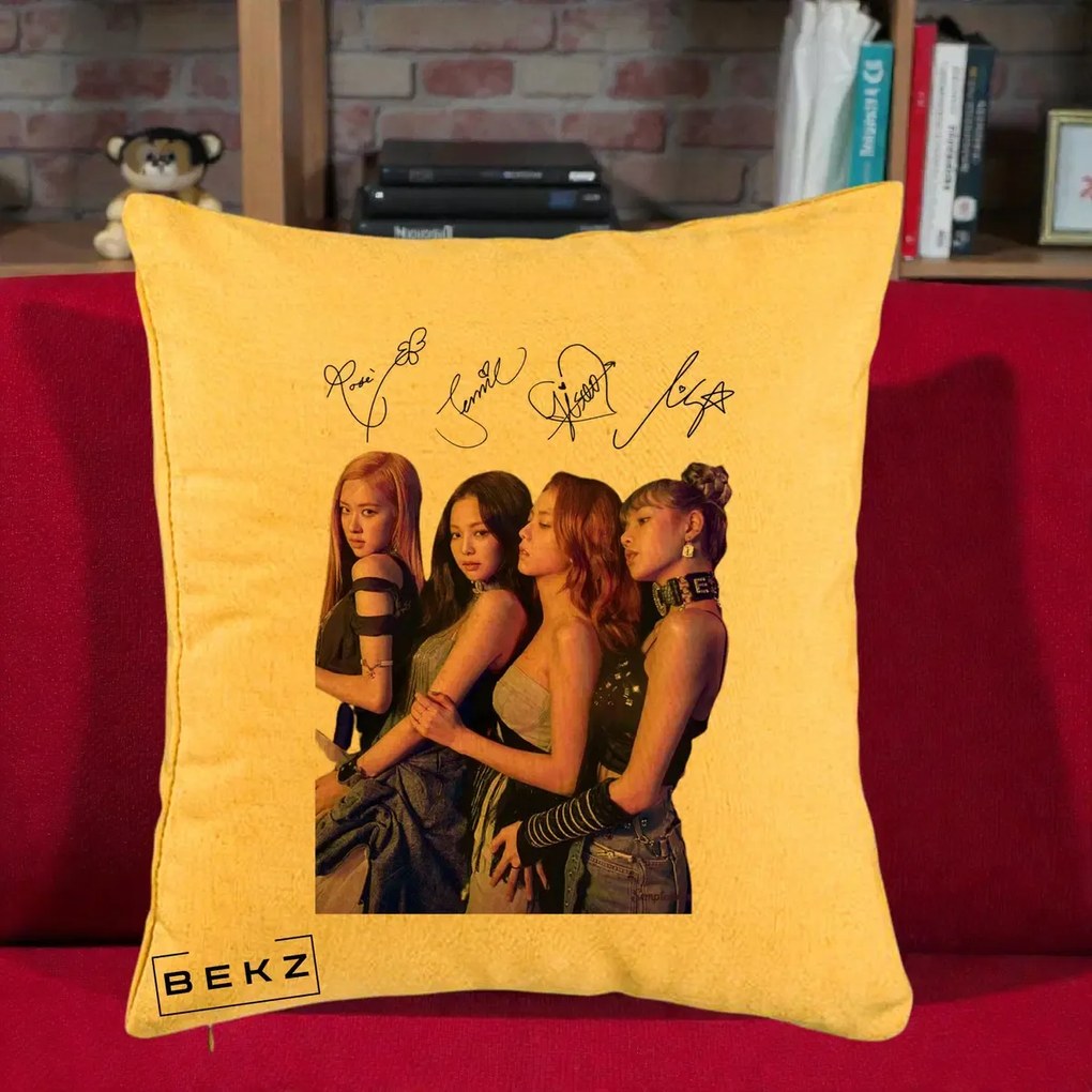 Perna Personalizata K-pop BLACKPINK Fotografie Grup Autografe Deasupra, 40x40 cm, Galben, Husa Detasabila, Perna Inclusa, BEKZ®