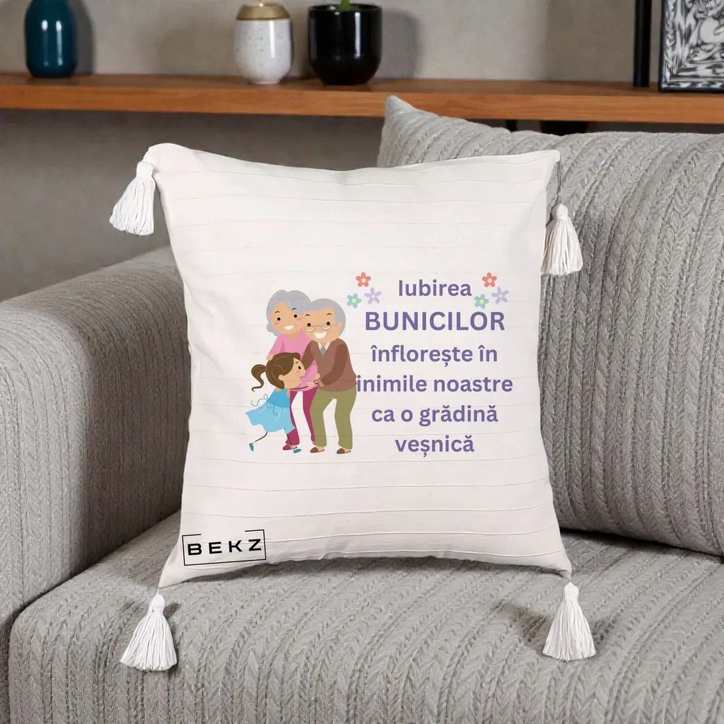Perna personalizata bunici: Iubirea bunicilor, cu nepoata, text mov, 45x45 cm cu Umplutura, Bej cu Franjuri, BEKZ