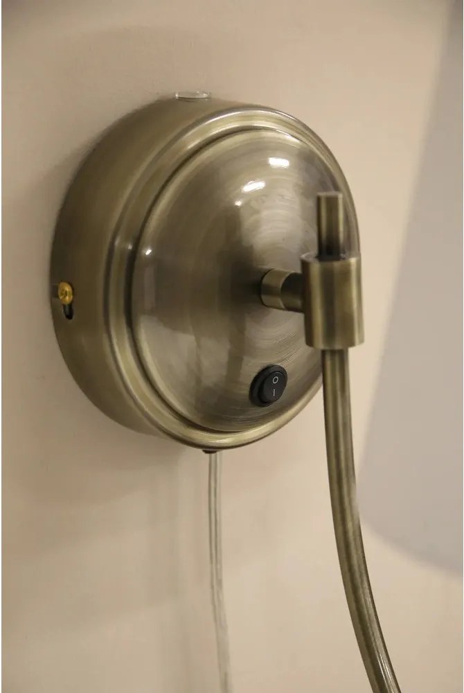 Aplică de perete albă-alămie cu alimentare la priză Amar – Markslöjd