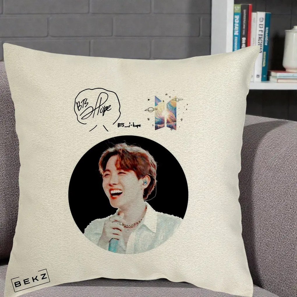 Perna Personalizata K-pop BTS J-Hope Portret cu Autograf, 40x40 cm, Ecru, Husa Detasabila, Perna Inclusa, BEKZ®