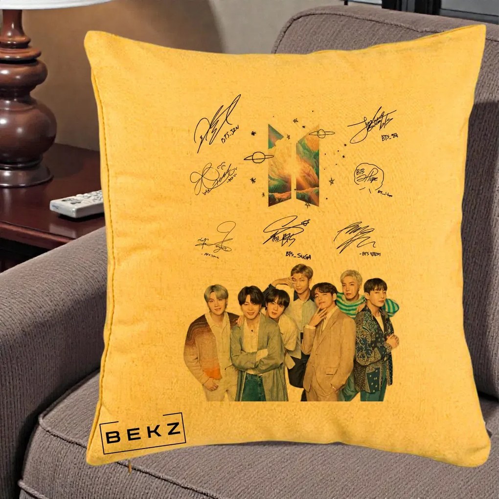 Perna Personalizata K-pop BTS Autografe Toti Membrii Fotografie, 40x40 cm, Galben, Husa Detasabila, Perna Inclusa, BEKZ®