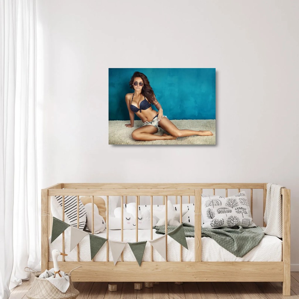 Tablou pe sticlă - Femeia pozând (70x50 cm)