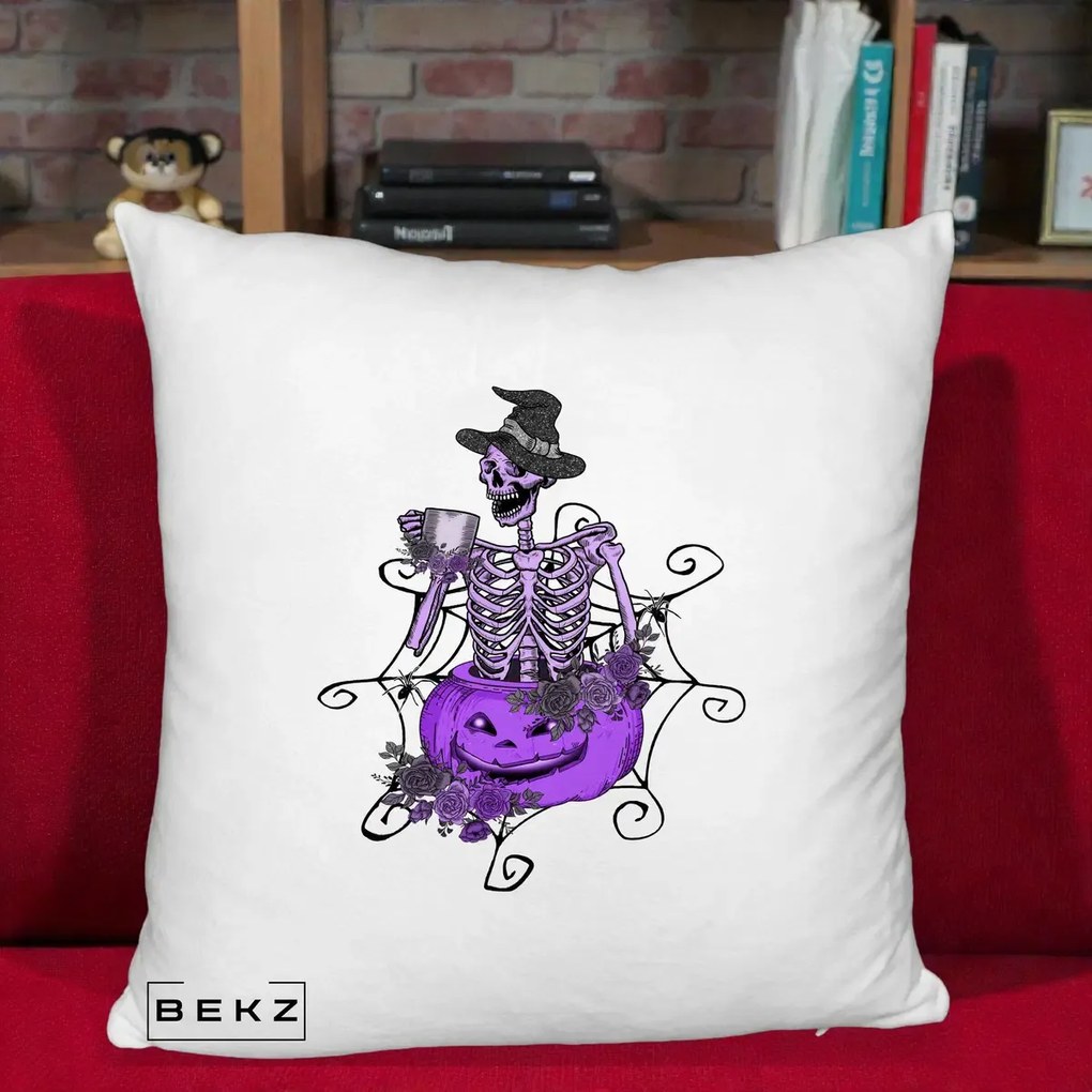 Perna Decorativa Schelet Vrajitor cu Dovleac Violet Halloween, 40x40 cm, Alb Pufos, Husa Detasabila, Perna Inclusa, BEKZ®