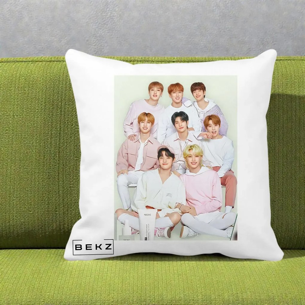 Perna Personalizata K-pop Stray Kids Foto Grup Pastel Roz-Alb cu 8 Membrii, 40x40 cm, Alba Mata, Husa Detasabila, Perna Inclusa, BEKZ®