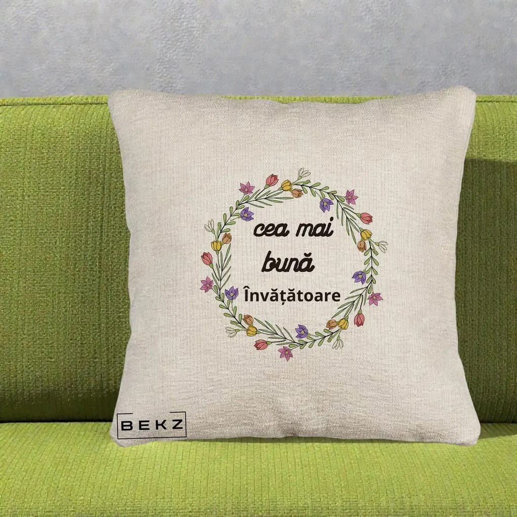 Cadou pentru Invatatoare - Perna Personalizata Cea mai Buna Invatatore cu Coronita Florala Colorata, 40x40 cm, Bej Canapea, Husa Detasabila, Perna Inclusa, BEKZ®