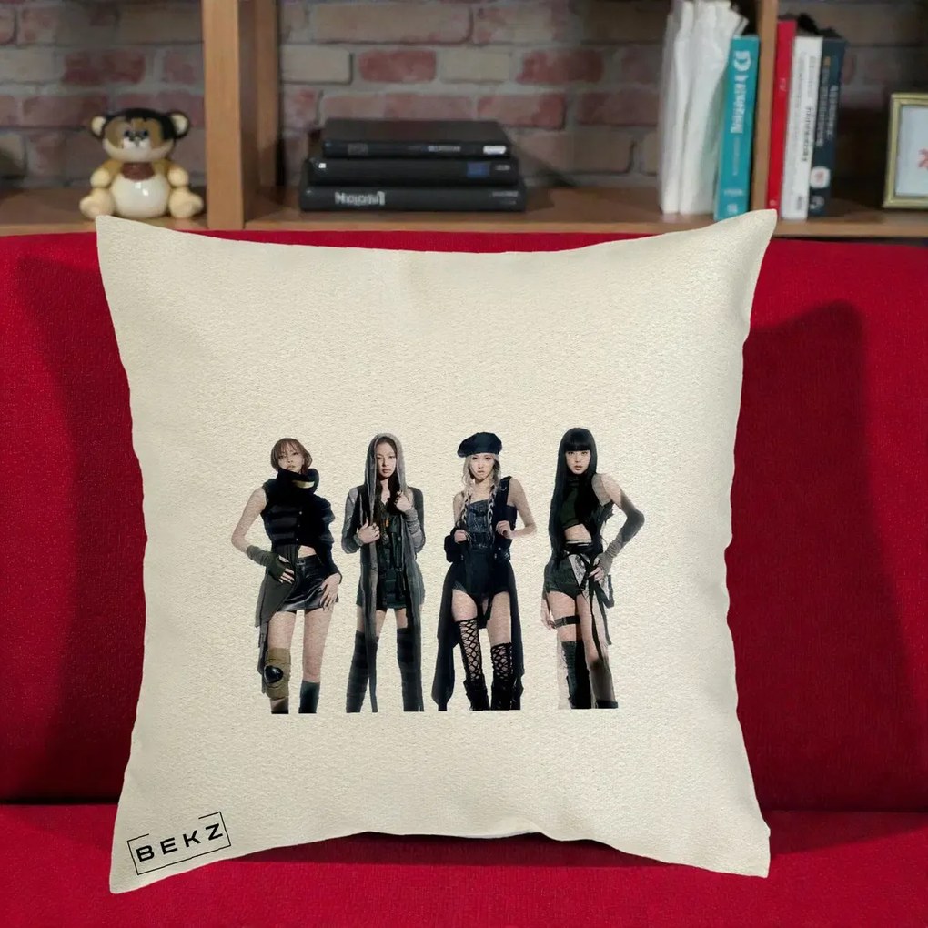 Perna Personalizata K-pop BLACKPINK Tinute Negre Elegante Grup, 40x40 cm, Ecru, Husa Detasabila, Perna Inclusa, BEKZ®
