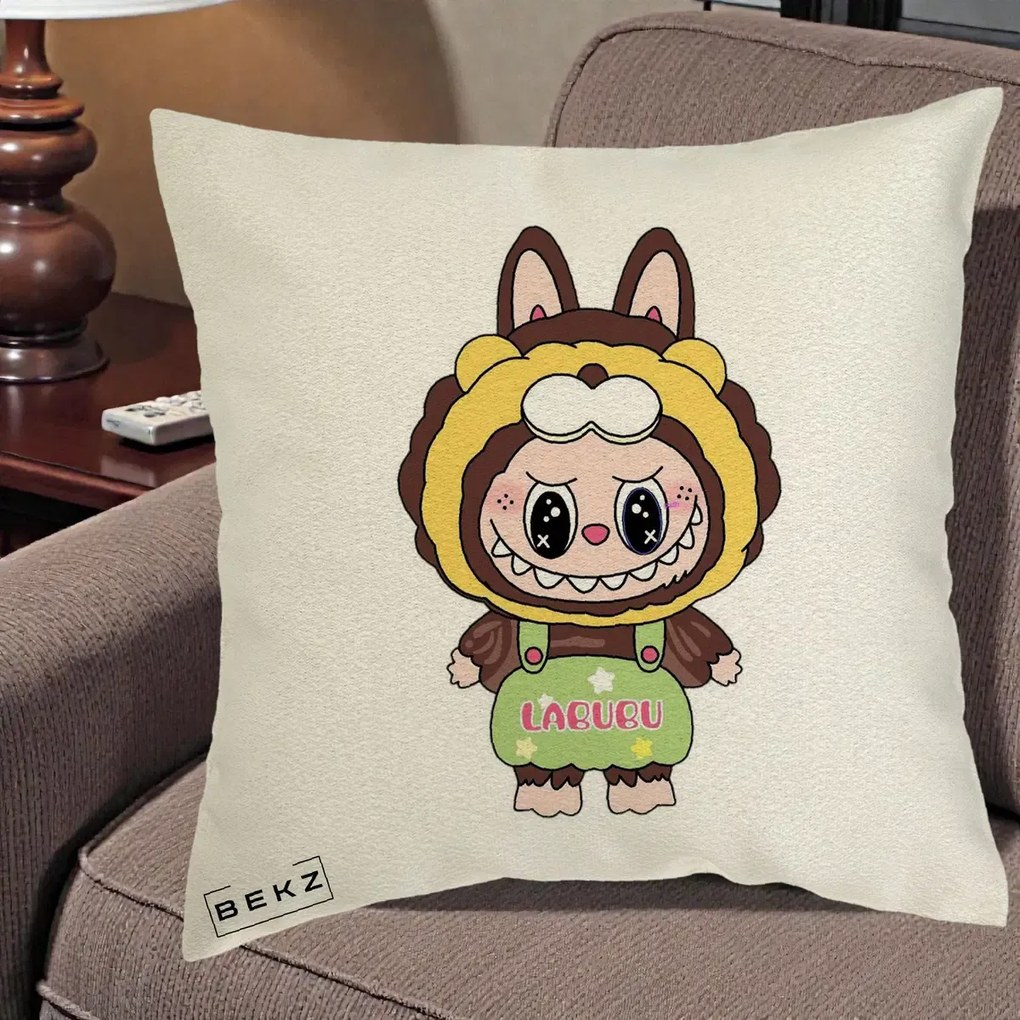 Perna Personalizata Labubu Leu Galben cu Salopeta, 40x40 cm, Ecru, Husa Detasabila, Perna Inclusa, BEKZ®