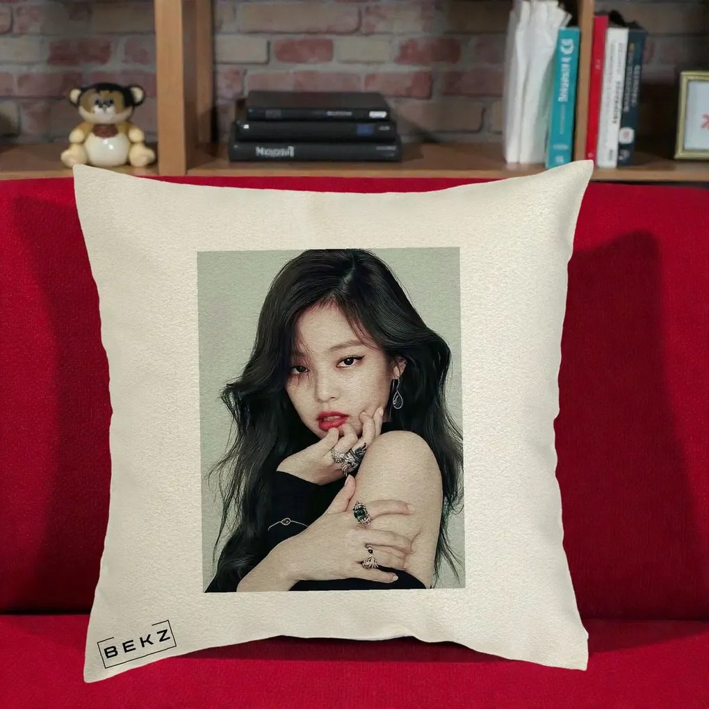 Perna Personalizata K-pop BLACKPINK Jennie Editorial Negru cu Inele, 40x40 cm, Ecru, Husa Detasabila, Perna Inclusa, BEKZ®