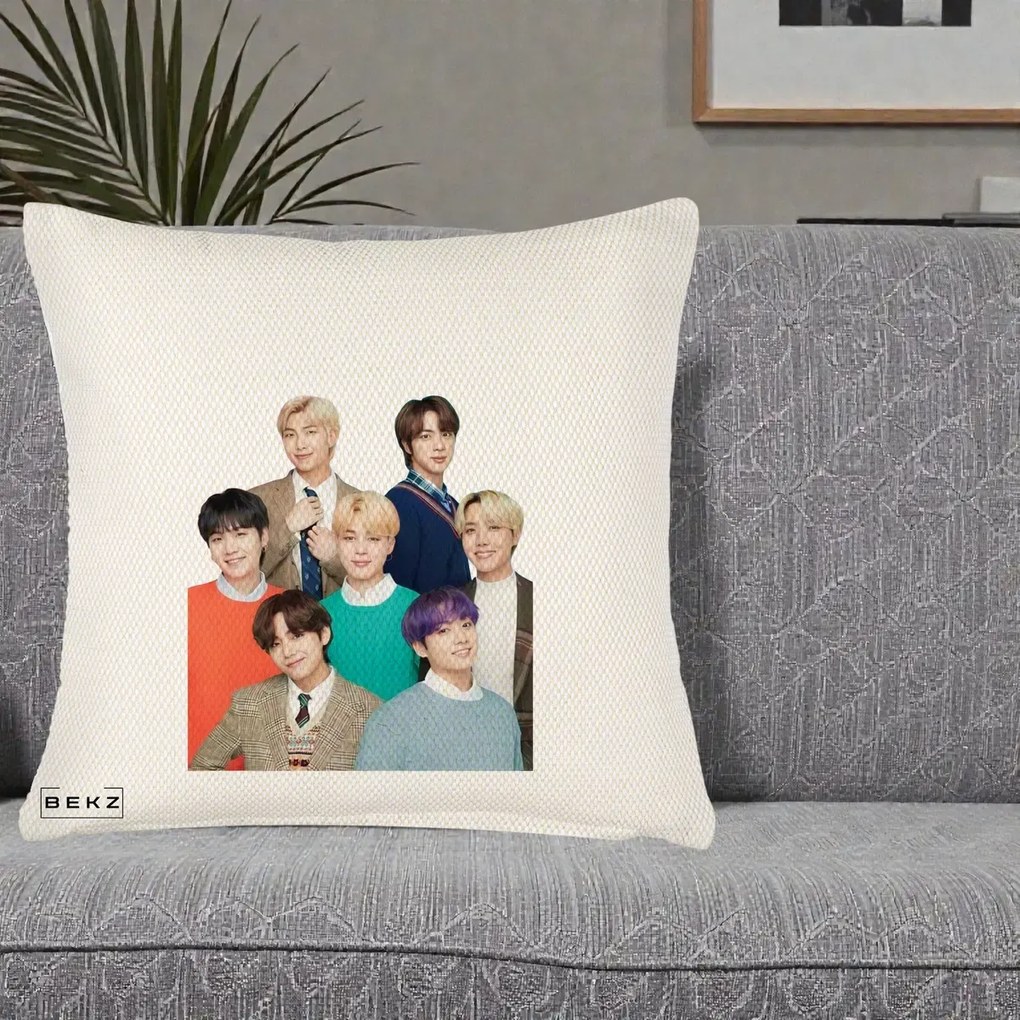 Perna Personalizata K-pop BTS Fotografie Grup Tinute Elegante, 40x40 cm, Crem Reliefat, Husa Detasabila, Perna Inclusa, BEKZ®