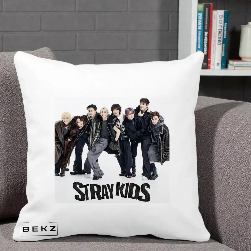 Perna Personalizata K-pop Stray Kids Outfit Negru, 40x40 cm, Alba Mata, Husa Detasabila, Perna Inclusa, BEKZ®