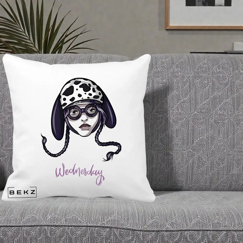 Perna Personalizata Wednesday Addams cu Caine Dalmatian, 40x40 cm, Alba Mata, Husa Detasabila, Perna Inclusa, BEKZ®