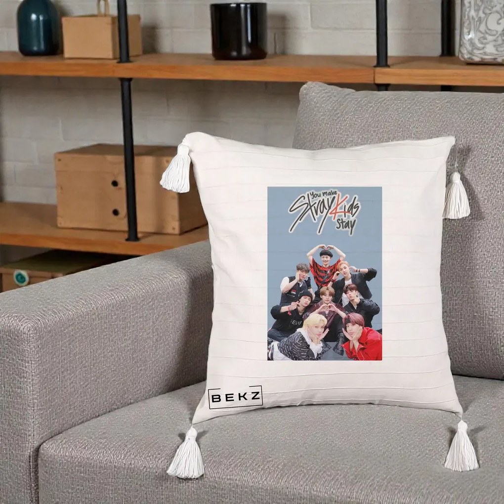 Perna Personalizata K-pop Stray Kids You Make Stray Kids Stay cu Foto Grup, 40x40 cm, Bej cu Franjuri, Husa Detasabila, Perna Inclusa, BEKZ®