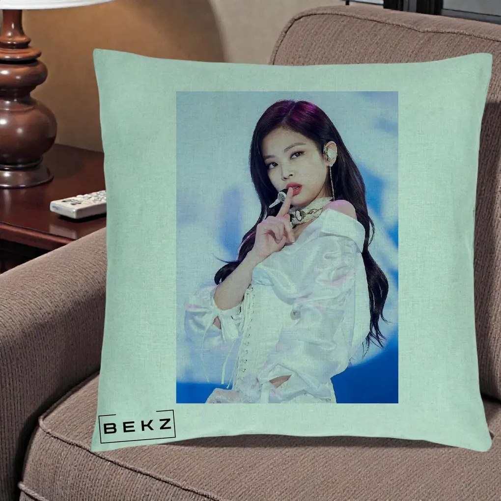 Perna Personalizata K-pop BLACKPINK Jennie Concert Alb cu Microfon, 40x40 cm, Verde Menta, Husa Detasabila, Perna Inclusa, BEKZ®