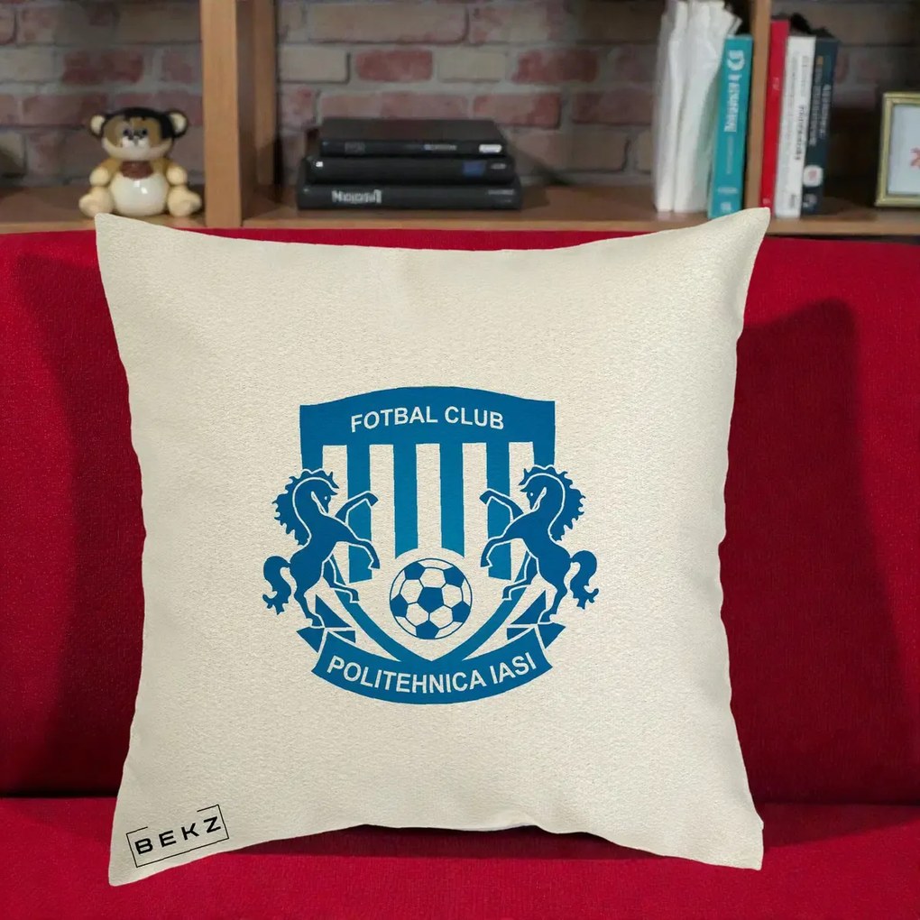 Perna Personalizata FC Politehnica Iasi Fotbal, 40x40 cm, Ecru, Husa Detasabila, Perna Inclusa, BEKZ®