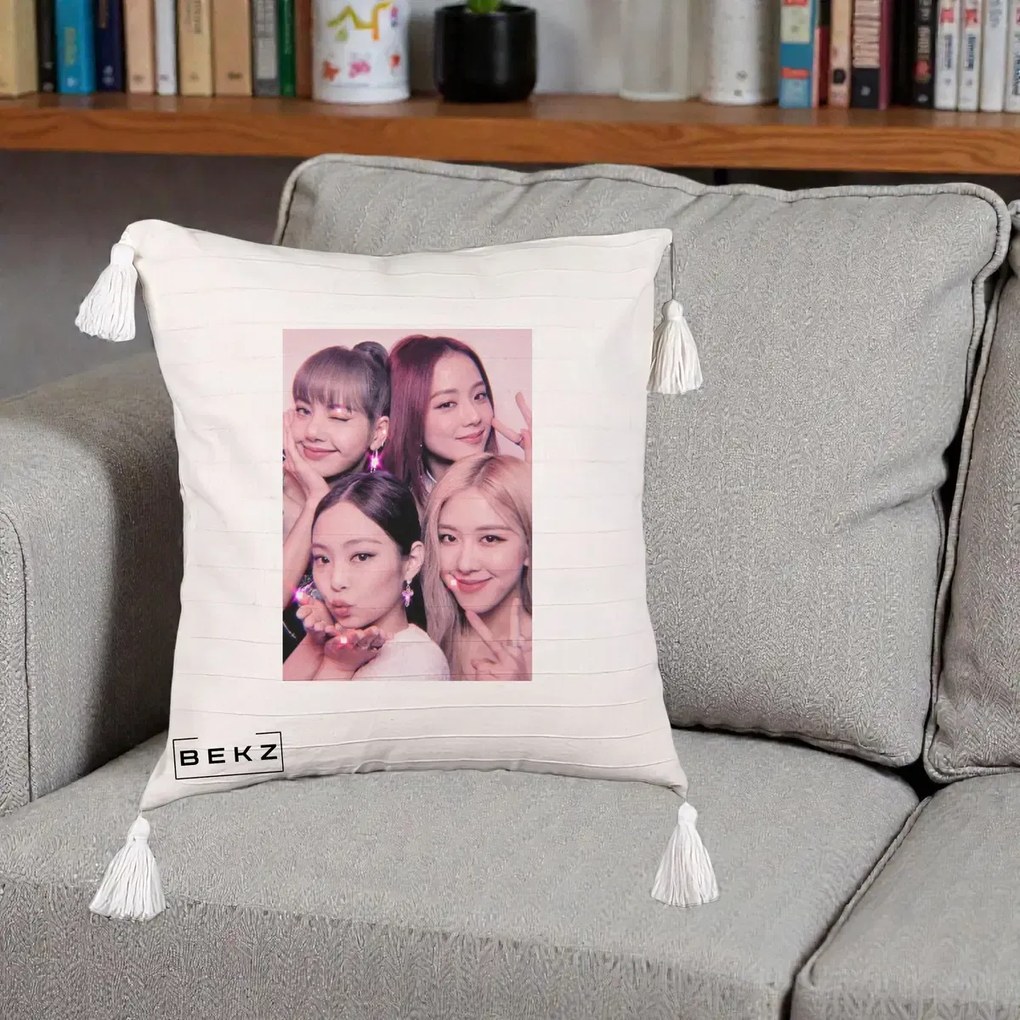 Perna Personalizata K-pop BLACKPINK Foto Grup Selfie Roz cu Glitter, 40x40 cm, Bej cu Franjuri, Husa Detasabila, Perna Inclusa, BEKZ®