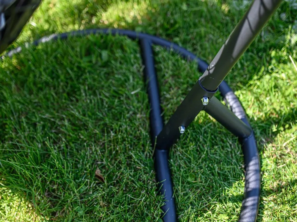 Scaun suspendat negru KOKON cu suport, perna deschisa