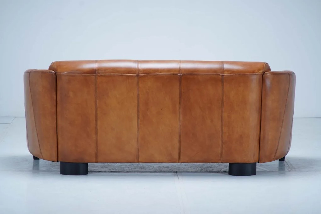 Canapea 2 locuri din piele naturală cognac, cu spătar și șezut cusute în canale și picioare negre, aspect vintage, 68 x 175 x 86 cm, „Pilot”