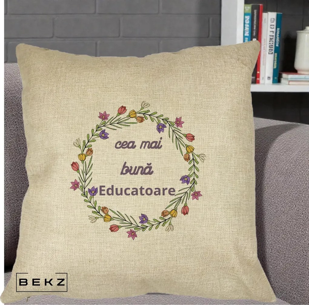 Cadou pentru Educatoare - Perna Personalizata Cea mai Buna Educatoare cu Coronita Florala Colorata, 40x40 cm, Crem, Husa Detasabila, Perna Inclusa, BEKZ®