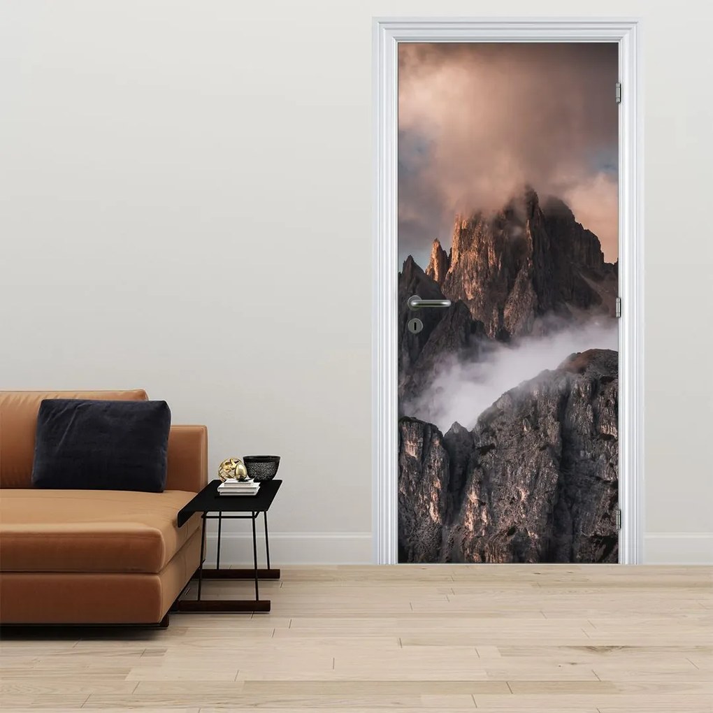 Fototapet pentru ușă - Dolomiții italieni ascunși în ceață (95x205cm)