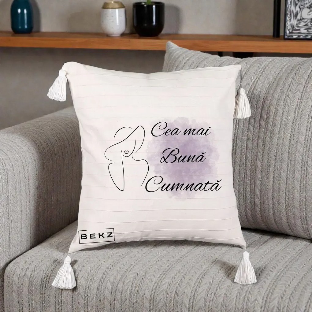 Cadou pentru Cumnata - Perna Personalizata Cea mai Buna Cumnata cu Silueta Dama si Pete Violet, 40x40 cm, Bej cu Franjuri, Husa Detasabila, Perna Inclusa, BEKZ®