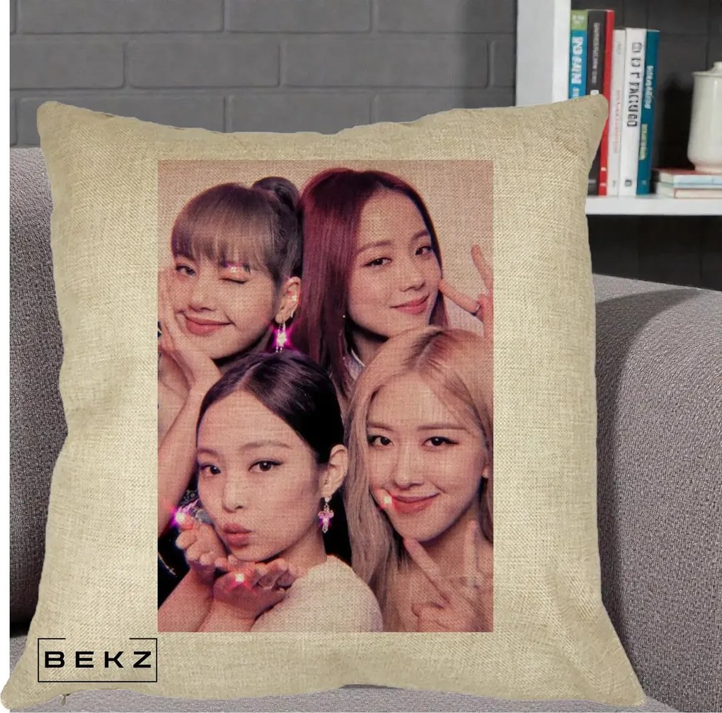 Perna Personalizata K-pop BLACKPINK Foto Grup Selfie Roz cu Glitter, 40x40 cm, Crem, Husa Detasabila, Perna Inclusa, BEKZ®