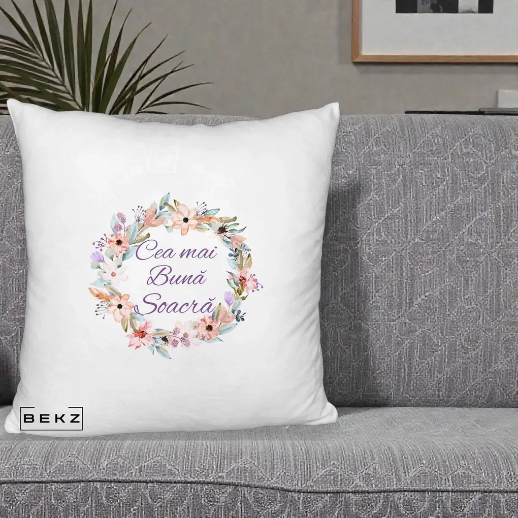 Cadou pentru Soacra - Perna Personalizata Cea mai Buna Soacra cu Coronita Flori Boho Pastel, 40x40 cm, Alb Pufos, Husa Detasabila, Perna Inclusa, BEKZ®