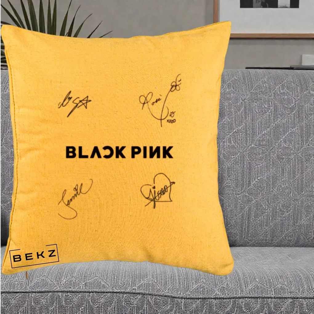 Perna Personalizata K-pop BLACKPINK Tinute Negre Grup Simplu, 40x40 cm, Galben, Husa Detasabila, Perna Inclusa, BEKZ®