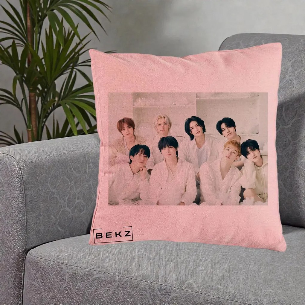 Perna Personalizata K-pop Stray Kids Foto Grup Alb All-White cu 8 Membrii, 40x40 cm, Roz, Husa Detasabila, Perna Inclusa, BEKZ®