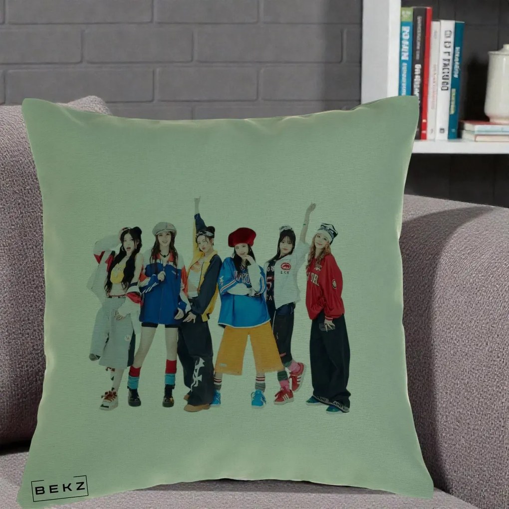 Perna Personalizata Grup K-pop Fete in Picioare Foto, 40x40 cm, Verde, Husa Detasabila, Perna Inclusa, BEKZ®