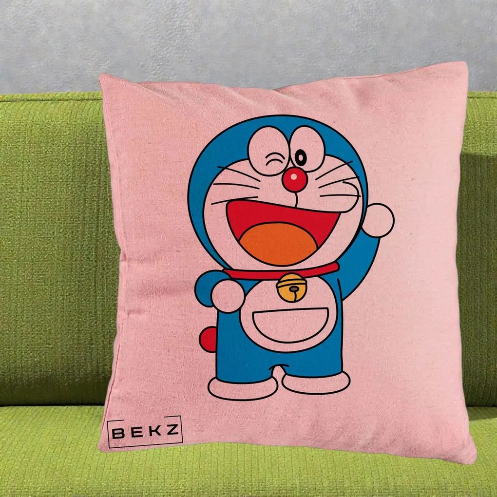 Perna Personalizata Doraemon Salutand, 40x40 cm, Roz, Husa Detasabila, Perna Inclusa, BEKZ®