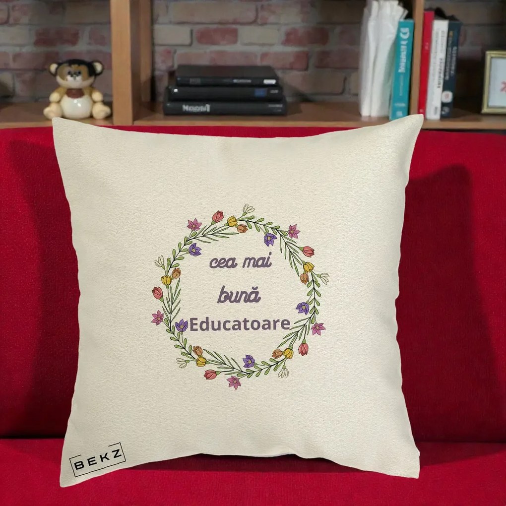 Cadou pentru Educatoare - Perna Personalizata Cea mai Buna Educatoare cu Coronita Florala Colorata, 40x40 cm, Ecru, Husa Detasabila, Perna Inclusa, BEKZ®