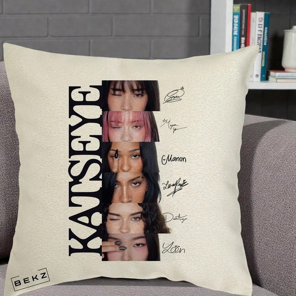 Perna Personalizata K-pop KATSEYE Semnaturi Membre Foto, 40x40 cm, Ecru, Husa Detasabila, Perna Inclusa, BEKZ®