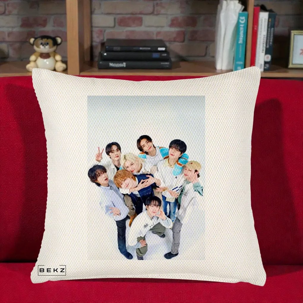 Perna Personalizata K-pop Stray Kids Foto Grup Bleu, 40x40 cm, Crem Reliefat, Husa Detasabila, Perna Inclusa, BEKZ®