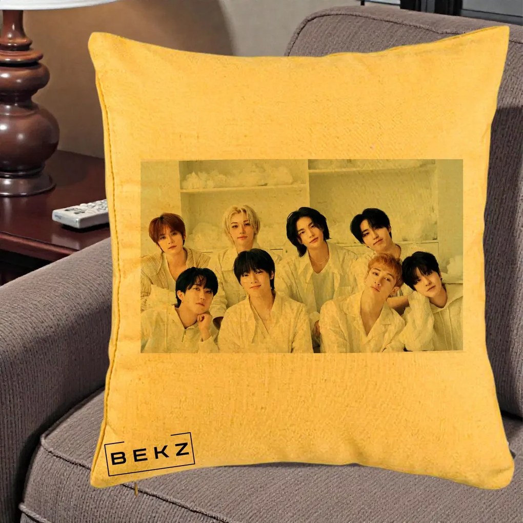 Perna Personalizata K-pop Stray Kids Foto Grup All-White Landscape, 40x40 cm, Galben, Husa Detasabila, Perna Inclusa, BEKZ®