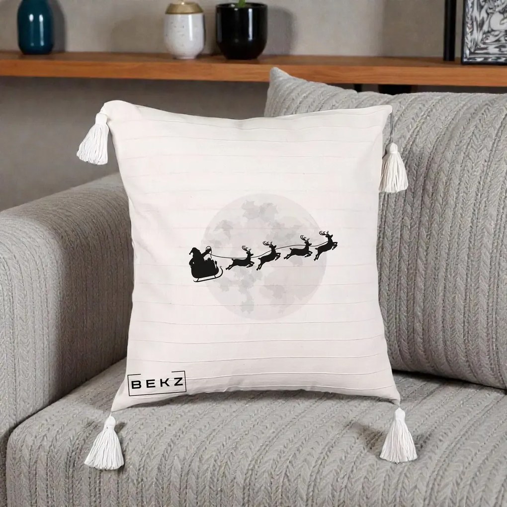 Perna Decorativa Mos Craciun Sanie Luna, 40x40 cm, Bej cu Franjuri, Husa Detasabila, Perna Inclusa, BEKZ®