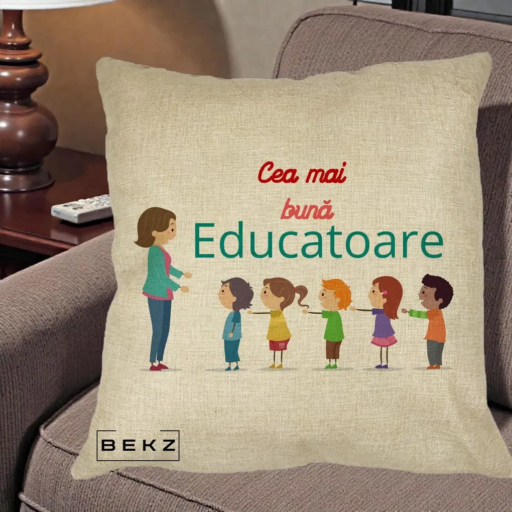 Cadou pentru Educatoare - Perna Personalizata Cea mai Buna Educatoare cu Ilustratie Copii si Educatoare, 40x40 cm, Crem, Husa Detasabila, Perna Inclusa, BEKZ®