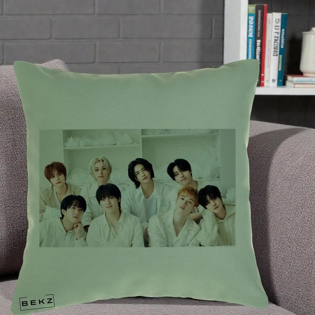 Perna Personalizata K-pop Stray Kids Foto Grup All-White Landscape, 40x40 cm, Verde, Husa Detasabila, Perna Inclusa, BEKZ®