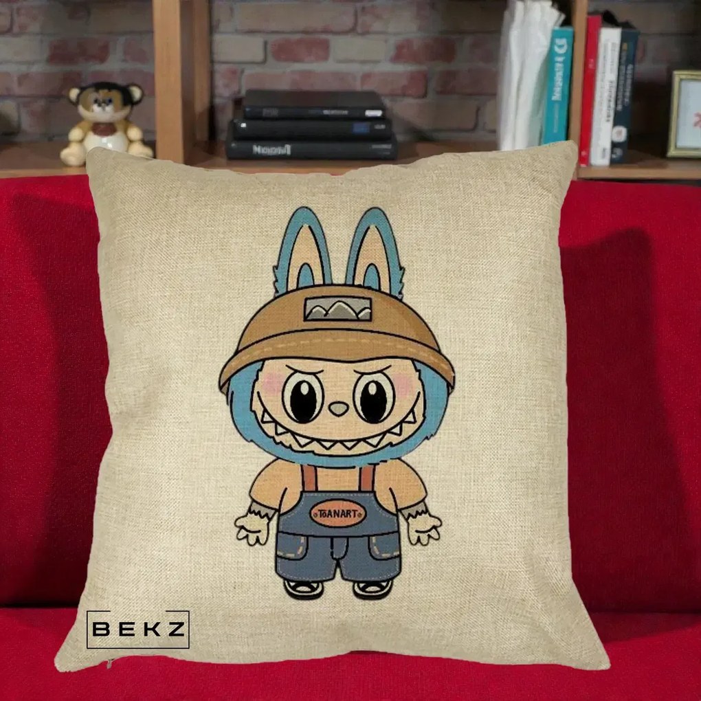 Perna Personalizata Labubu Toanart Blugi, 40x40 cm, Crem, Husa Detasabila, Perna Inclusa, BEKZ®