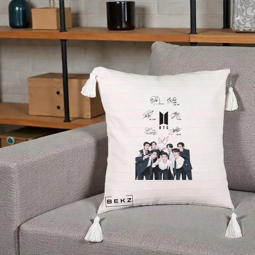 Perna Personalizata K-pop BTS Autografe Toti Membrii cu Fotografie, 40x40 cm, Bej cu Franjuri, Husa Detasabila, Perna Inclusa, BEKZ®