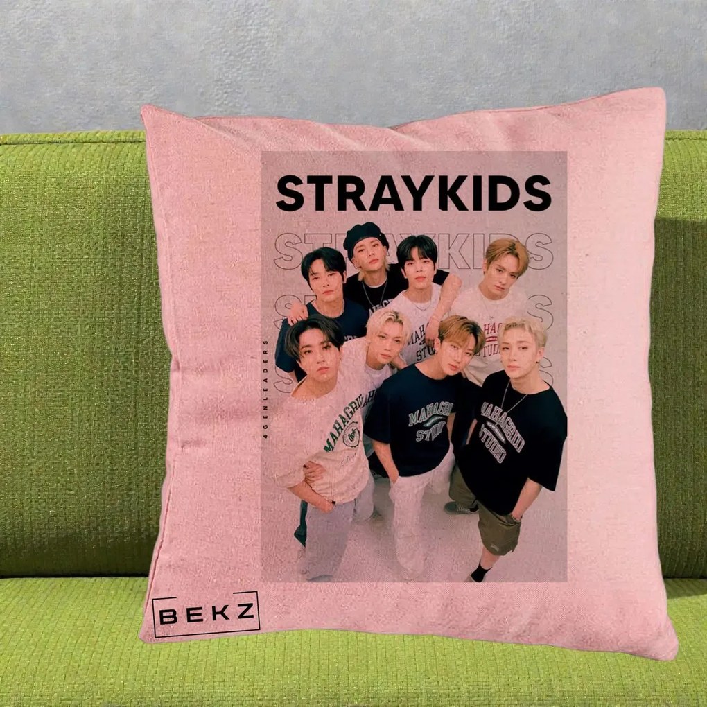 Perna Personalizata K-pop Stray Kids STRAYKIDS Alb-Negru cu Foto Grup, 40x40 cm, Roz, Husa Detasabila, Perna Inclusa, BEKZ®