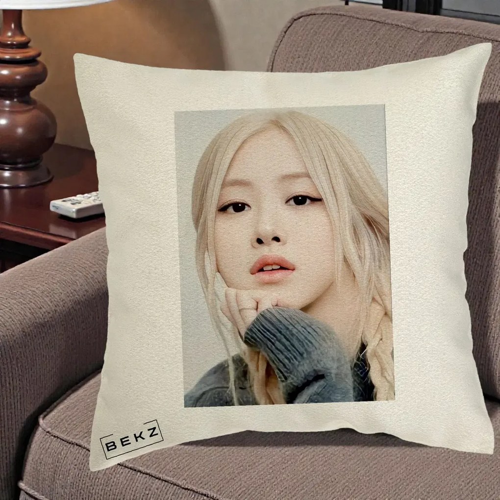 Perna Personalizata K-pop BLACKPINK Rose cu Jucarie de Plus, 40x40 cm, Ecru, Husa Detasabila, Perna Inclusa, BEKZ®