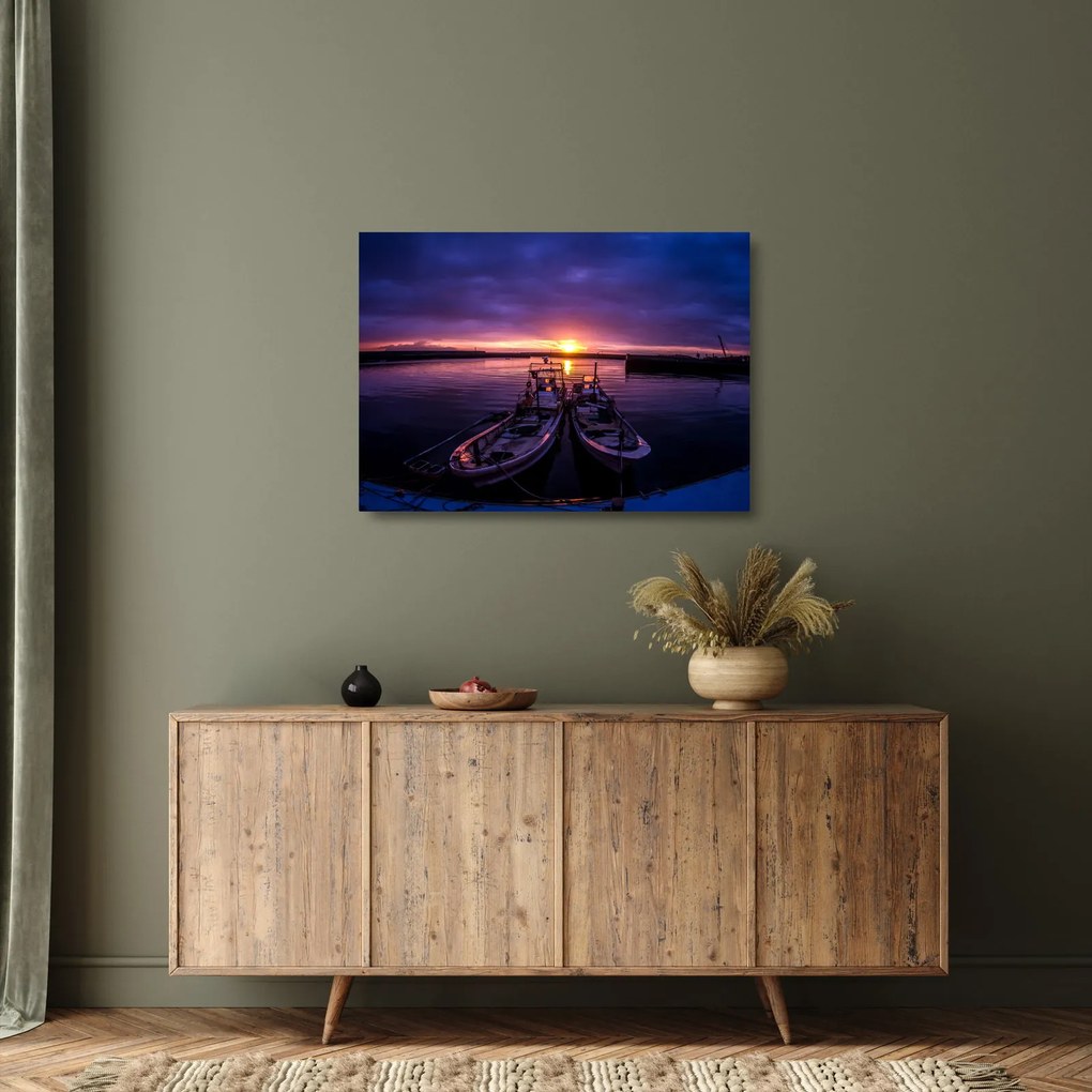 Tablou pe sticlă cu barci pescărești în port (70x50 cm)