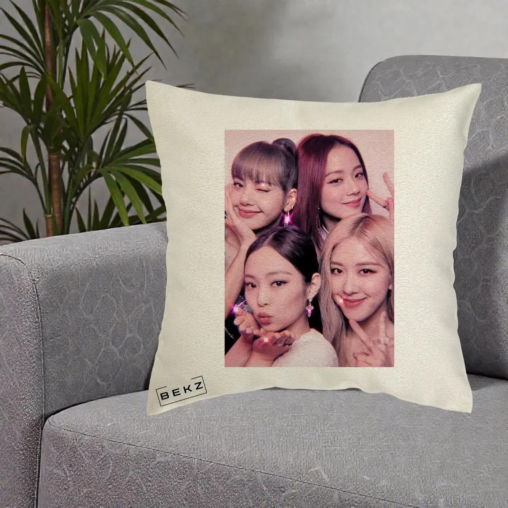 Perna Personalizata K-pop BLACKPINK Foto Grup Selfie Roz cu Glitter, 40x40 cm, Ecru, Husa Detasabila, Perna Inclusa, BEKZ®